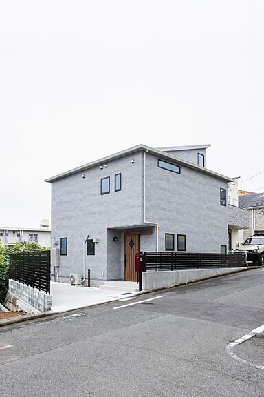 株式会社ビルドアートの施工事例「勾配天井と造作本棚のある2階リビングのナチュラルな家」の画像10