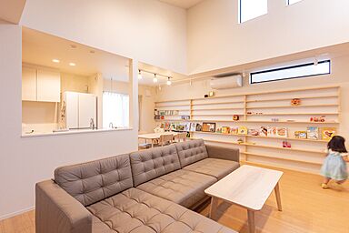 株式会社ビルドアートの施工事例「勾配天井と造作本棚のある2階リビングのナチュラルな家」の画像2