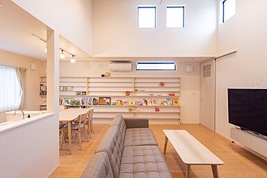 株式会社ビルドアートの施工事例「勾配天井と造作本棚のある2階リビングのナチュラルな家」の画像3