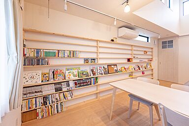 株式会社ビルドアートの施工事例「勾配天井と造作本棚のある2階リビングのナチュラルな家」の画像4