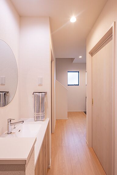 株式会社ビルドアートの施工事例「勾配天井と造作本棚のある2階リビングのナチュラルな家」の画像7