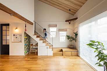 株式会社ビルドアートの施工事例「ハンモックと造作本棚のある勾配天井のナチュラルスタイルの家」の画像