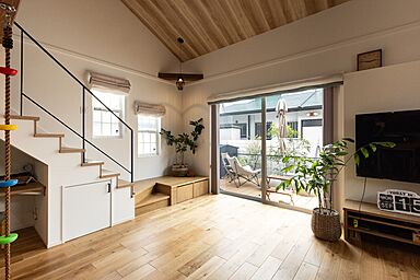 株式会社ビルドアートの施工事例「ハンモックと造作本棚のある勾配天井のナチュラルスタイルの家」の画像5