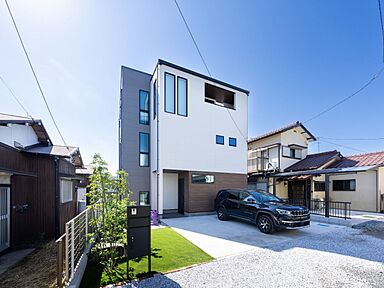 株式会社ビルドアートの施工事例「日本庭園とダウンフロアキッチンのある和モダン3階建て」の画像1