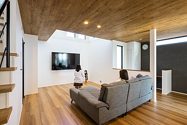 株式会社ビルドアートの施工事例「日本庭園とダウンフロアキッチンのある和モダン3階建て」の画像7