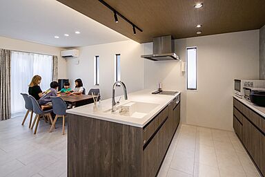 株式会社ビルドアートの施工事例「収納計画で生活感ゼロを実現した5人家族のシンプルモダンの家」の画像3