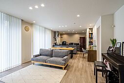 株式会社ビルドアートの施工事例「ファミリークローゼットと分離型洗面室のある家事動線に優れた家」の画像
