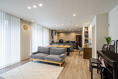 株式会社ビルドアートの施工事例「ファミリークローゼットと分離型洗面室のある家事動線に優れた家」の画像2