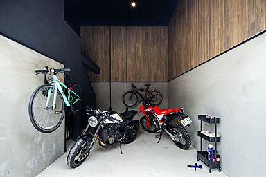 株式会社ビルドアートの施工事例「半地下インナーガレージでバイクと暮らすブルックリンスタイルの家」の画像1