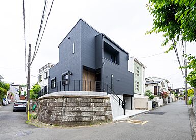 株式会社ビルドアートの施工事例「半地下インナーガレージでバイクと暮らすブルックリンスタイルの家」の画像2