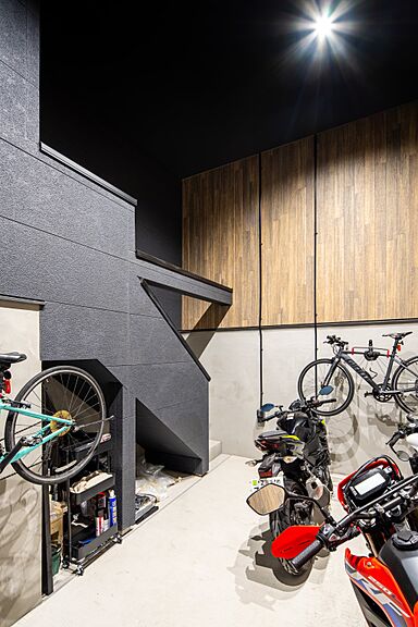 株式会社ビルドアートの施工事例「半地下インナーガレージでバイクと暮らすブルックリンスタイルの家」の画像3