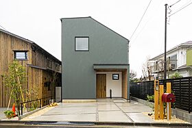 株式会社ビルドアートの施工事例「パティオから空を切り抜く、美術館のような2階リビングの家」の画像1