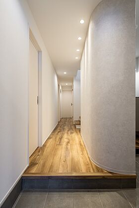 株式会社ビルドアートの施工事例「パティオから空を切り抜く、美術館のような2階リビングの家」の画像2