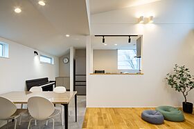 株式会社ビルドアートの施工事例「パティオから空を切り抜く、美術館のような2階リビングの家」の画像4