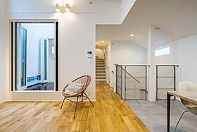 株式会社ビルドアートの施工事例「パティオから空を切り抜く、美術館のような2階リビングの家」の画像5