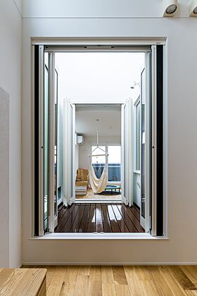 株式会社ビルドアートの施工事例「パティオから空を切り抜く、美術館のような2階リビングの家」の画像7