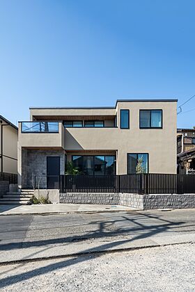 株式会社ビルドアートの施工事例「大好きな家具に囲まれた、アイランドキッチンのある湘南の家」の画像1