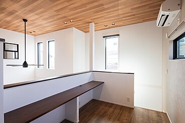 株式会社ビルドアートの施工事例「吹き抜けと大開口窓で光が満ちる2階建て3LDKの家」の画像