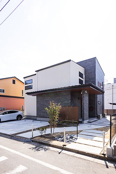 株式会社ビルドアートの施工事例「吹き抜けと大開口窓で光が満ちる2階建て3LDKの家」の画像1