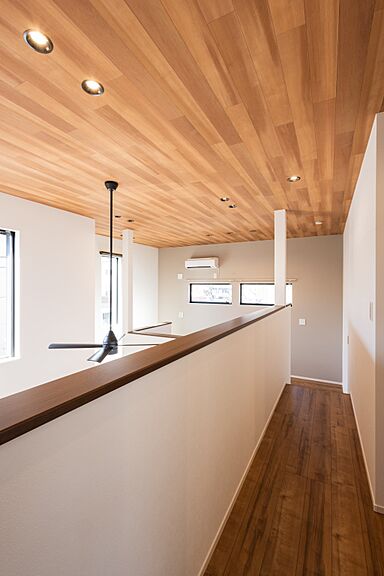 株式会社ビルドアートの施工事例「吹き抜けと大開口窓で光が満ちる2階建て3LDKの家」の画像10