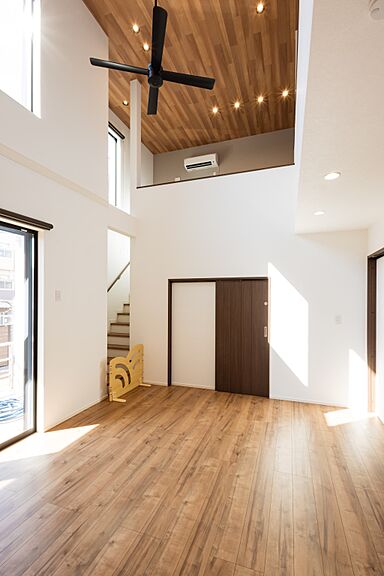 株式会社ビルドアートの施工事例「吹き抜けと大開口窓で光が満ちる2階建て3LDKの家」の画像4