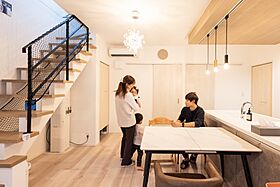 株式会社ビルドアートの施工事例「リビングと一体化した10帖ウッドデッキで、家族がのびのび暮らす2階建て」のメイン画像