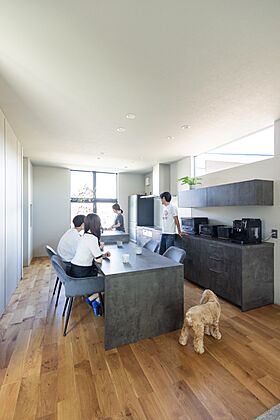 株式会社ビルドアートの施工事例「無垢床とII型アイランドキッチンが映える、2階リビングの3LDK」の画像5