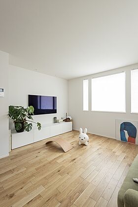 株式会社ビルドアートの施工事例「18坪の狭小地に建つ、回遊キッチンと収納の技が光る3階建て3LDK」の画像3