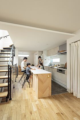 株式会社ビルドアートの施工事例「18坪の狭小地に建つ、回遊キッチンと収納の技が光る3階建て3LDK」の画像5