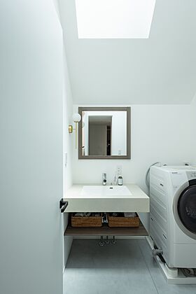 株式会社ビルドアートの施工事例「通路をファミリークローゼットにした、完全分離型3階建て二世帯住宅」の画像7