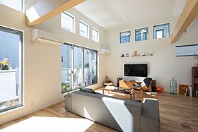 株式会社ビルドアートの施工事例「旗竿地と擁壁の難条件を克服。窓いっぱいの開放的な2階リビング」の画像3