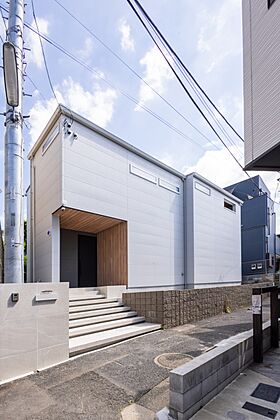 株式会社ビルドアートの施工事例「末広がりの階段と吹き抜け。白を基調とした明るい2階リビングの家」の画像1