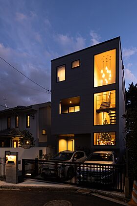 株式会社ビルドアートの施工事例「窓の外からツリーが見える。アメリカンスタイルの3階建て二世帯住宅」の画像1