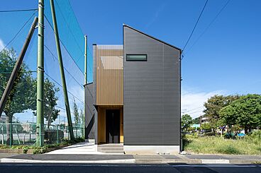 株式会社ビルドアートの施工事例「吹き抜け階段と2階リビング、大容量ファミリークローゼットのある家」の画像