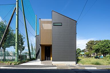 株式会社ビルドアートの施工事例「吹き抜け階段と2階リビング、大容量ファミリークローゼットのある家」の画像1