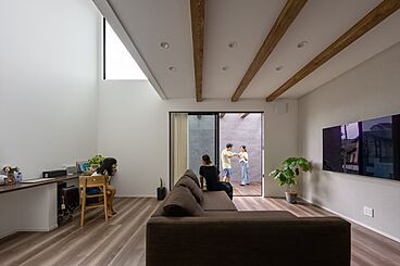 株式会社ビルドアートの施工事例「アイランドキッチンと吹き抜けリビングがつながる、ウッドデッキのある家」の画像