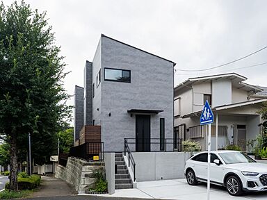株式会社ビルドアートの施工事例「アイランドキッチンと吹き抜けリビングがつながる、ウッドデッキのある家」の画像10