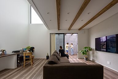 株式会社ビルドアートの施工事例「アイランドキッチンと吹き抜けリビングがつながる、ウッドデッキのある家」の画像3
