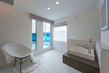 株式会社ビルドアートの施工事例「屋上のジャグジーと吹き抜けリビングが叶える、海辺のラグジュアリーな3階建て邸宅」の画像5