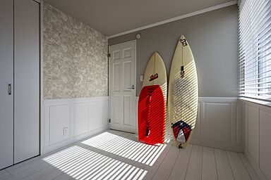 株式会社ビルドアートの施工事例「屋上のジャグジーと吹き抜けリビングが叶える、海辺のラグジュアリーな3階建て邸宅」の画像8