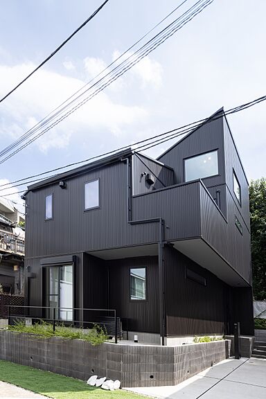 株式会社ビルドアートの施工事例「高い位置の窓と吹き抜けで叶えた、狭小地でも明るい2階リビングの家」の画像1