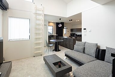 株式会社ビルドアートの施工事例「高い位置の窓と吹き抜けで叶えた、狭小地でも明るい2階リビングの家」の画像2