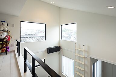 株式会社ビルドアートの施工事例「高い位置の窓と吹き抜けで叶えた、狭小地でも明るい2階リビングの家」の画像6