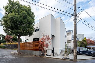 株式会社ビルドアートの施工事例「中庭を囲むコの字型のLDKと、街路樹を望む開放的な家」の画像10