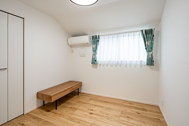 株式会社ビルドアートの施工事例「中庭を囲むコの字型のLDKと、街路樹を望む開放的な家」の画像7