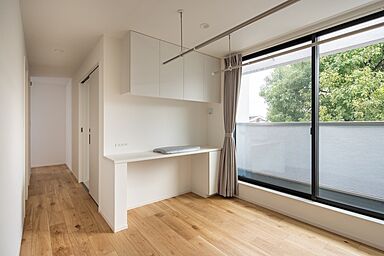 株式会社ビルドアートの施工事例「中庭を囲むコの字型のLDKと、街路樹を望む開放的な家」の画像8