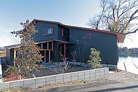 富田製材株式会社の施工事例「畔の家 景色と暮らす、別荘のような日常」の画像1