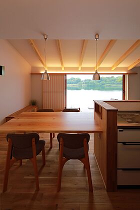 富田製材株式会社の施工事例「畔の家 景色と暮らす、別荘のような日常」の画像3