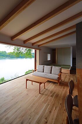 富田製材株式会社の施工事例「畔の家 景色と暮らす、別荘のような日常」の画像4