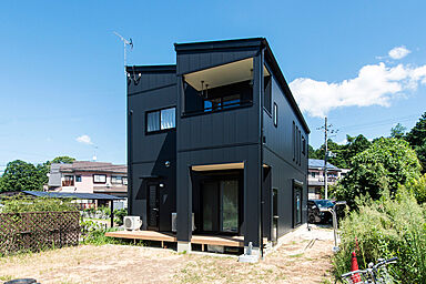 株式会社フィックスホームの施工事例「モノトーンに温もりを添えた、光広がる吹き抜けの住まい」の画像1